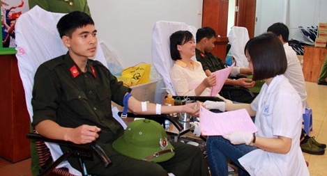 Đoàn viên thanh niên Tổng cục VIII tham gia hiến máu nhân đạo