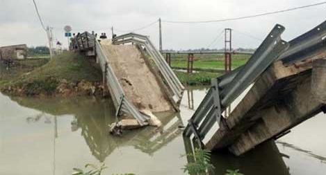  Xà Lan chở cát “hạ gục” cầu dân sinh