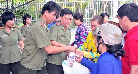 Tặng quà người dân nghèo huyện vùng sâu huyện Cờ Đỏ