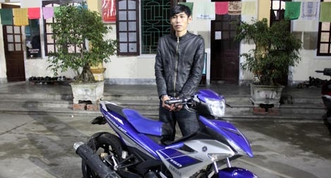 Mượn xe máy đi cầm cố lấy tiền tiêu xài