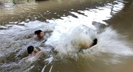 Rủ nhau đi tắm suối, hai học sinh lớp 10 chết đuối thương tâm