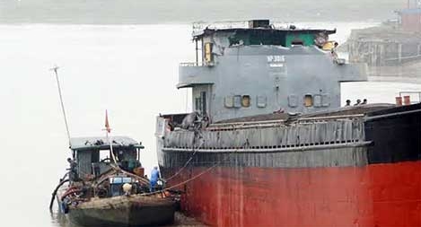 Xem hành trình "gỡ" tàu Thành Luân ra khỏi gầm cầu An Thái