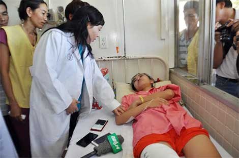  Bộ trưởng Bộ Y tế thăm cháu Lê Thị Hà Vi tại Bệnh viện Chợ Rẫy