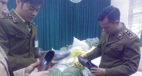 Hàng nghìn đôi giày Lacoste nhái được sản xuất từ… làng nghề