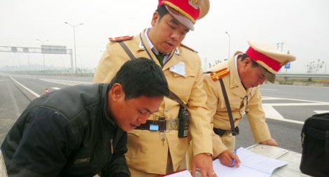 Phá rào trên cao tốc Nội Bài – Lào Cai: Không lẽ lại bất lực