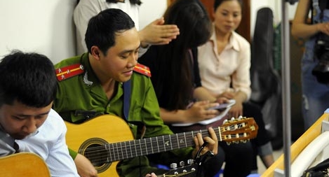 Thượng úy Công an làm từ thiện bằng âm nhạc