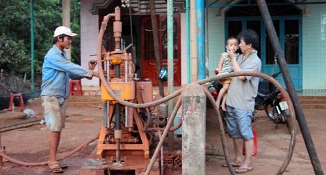 Cấp nước sinh hoạt miễn phí cho bà con vùng biên giới đang gặp hạn