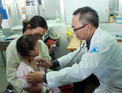 Hạt ô môi “nằm” trong phế quản bé gái 3 tuổi suốt 2 tuần