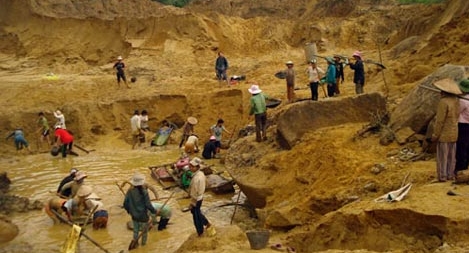 Hai bé gái băng rừng trốn khỏi bãi vàng ở Quảng Nam