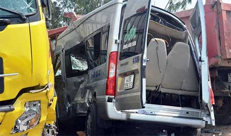 3 ô tô tông nhau, 12 người thương vong