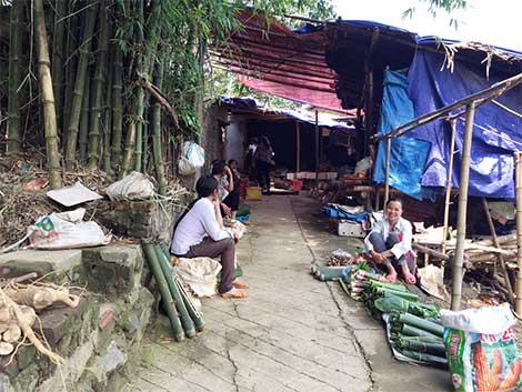 Vất vả kiếm sống giữa lòng hồ thủy điện