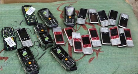 Nam thanh niên chở 5 thùng điện thoại lậu đi tiêu thụ