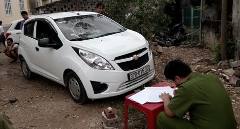 Lên cơn ngáo đá đốt ô tô hàng xóm rồi đứng... ngắm!?