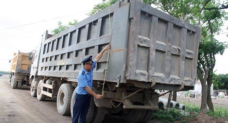 Nhiều lái xe quá tải vẫn có thái độ chống đối