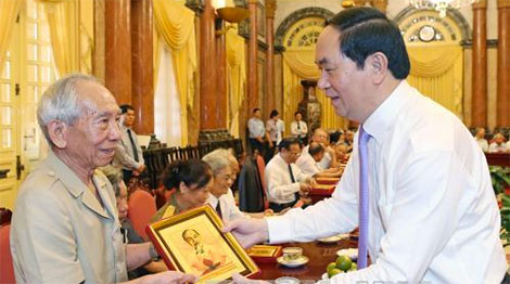 Chủ tịch nước Trần Đại Quang gặp mặt cán bộ từng phục vụ, bảo vệ Bác Hồ