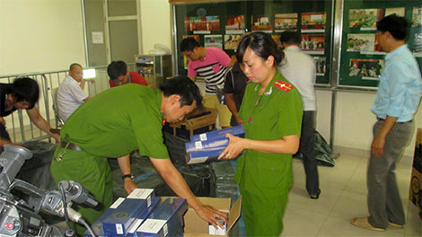 Bắt quả tang 3 đối tượng buôn lậu 80 nghìn bao thuốc lá lậu