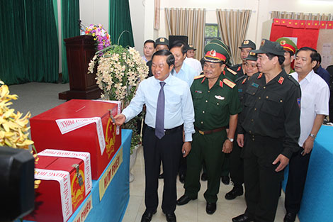 Phó Chủ tịch Quốc hội Đỗ Bá Tỵ kiểm tra công tác bầu cử và ứng trực của BTL CSCĐ