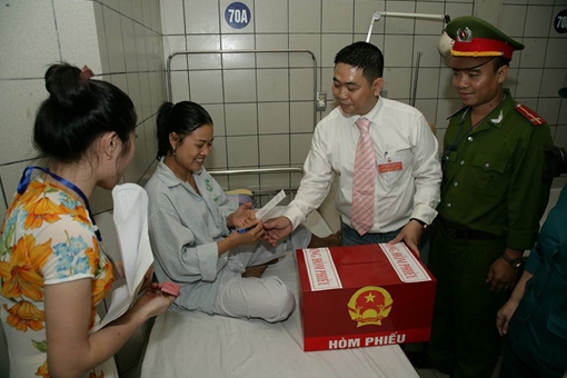 Xúc động hình ảnh bỏ phiếu bên giường bệnh nhân nặng