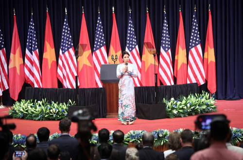 Mỹ Linh hát quốc ca: Những ý kiến trái chiều và sự im lặng của Hội NSVN