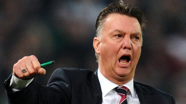 HLV Van Gaal tấn công lòng người?