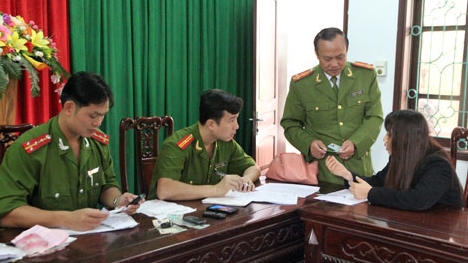 Bắt 2 đối tượng chuyên làm giả chứng minh nhân dân
