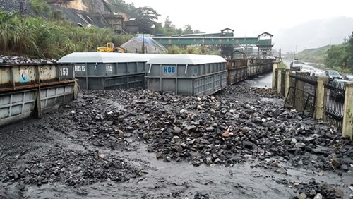 Hàng nghìn tấn than đã bị trôi theo dòng lũ