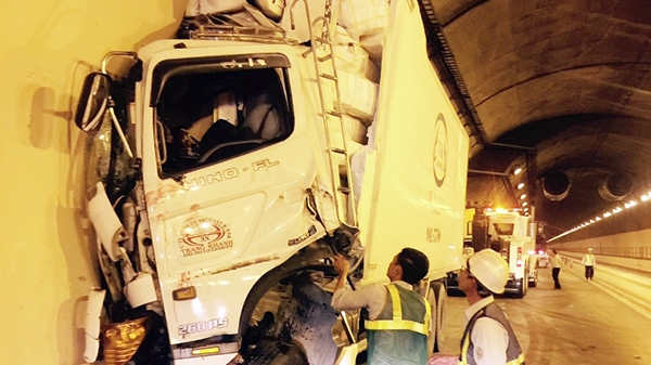 Xe tải nát bét trong hầm Hải Vân, 2 người thương vong