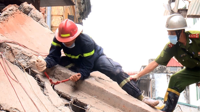 Những hình ảnh cứu hộ tại hiện trường vụ sập ngôi nhà cổ