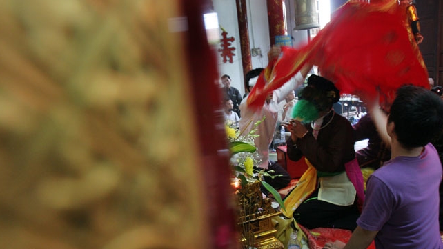 'Dân chơi' 9X hầu đồng để tăng đẳng cấp