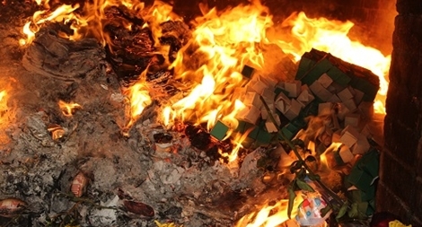 Hành trình "đốt tiền cầu lộc" tại Đền Bà Chúa Kho