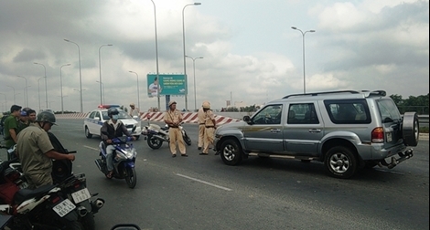 Tài xế xe 7 chỗ 'ngáo đá' gây tai nạn liên tiếp rồi rút dao dọa CSGT