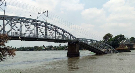 Sà lan húc sập cầu Ghềnh, nhiều người rơi xuống sông