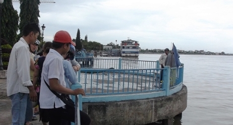 Cháu bé nghi bị cha dượng bạo hành dã man ngay Công viên sông Tiền