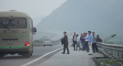 Tháo hộ lan, lao ra đường bắt xe khách trên Cao tốc Nội Bài – Lào Cai