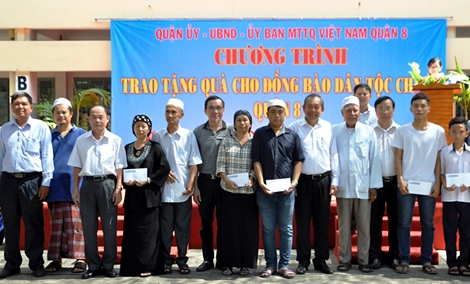 Phó Thủ tướng Trương Hòa Bình thăm, tặng quà đồng bào dân tộc Chăm tại TPHCM