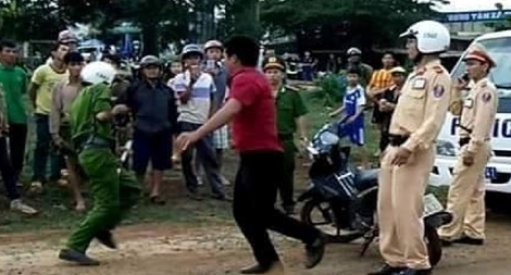 Vác dao đi đòi xe vi phạm rồi chém Cảnh sát trọng thương