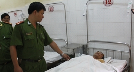 Quậy phá, dí roi điện rồi đâm trọng thương một Cảnh sát
