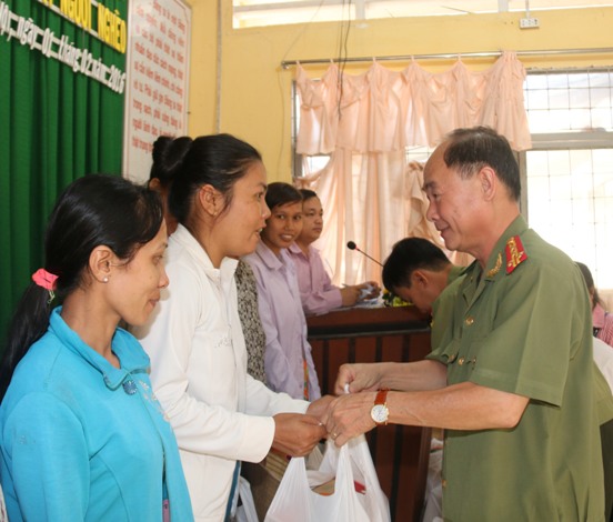 Mang xuân ấm đến với bà con nghèo tỉnh Tiền Giang