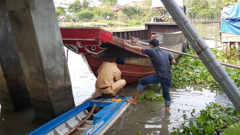 Tại nạn giao thông đường thủy, khiến một bé gái mất tích