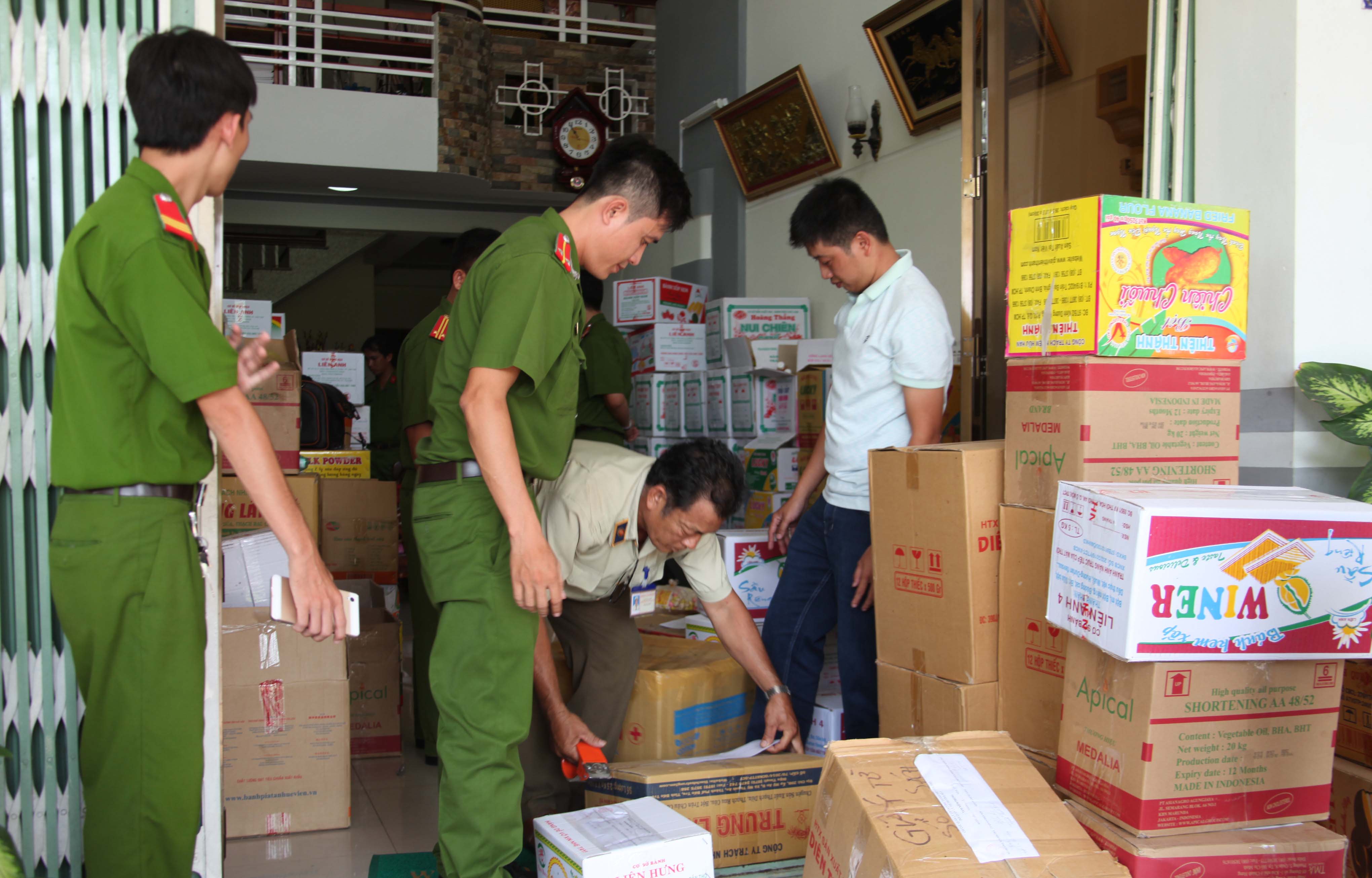 Chủ cơ sở dùng dấu in khống date bánh kẹo