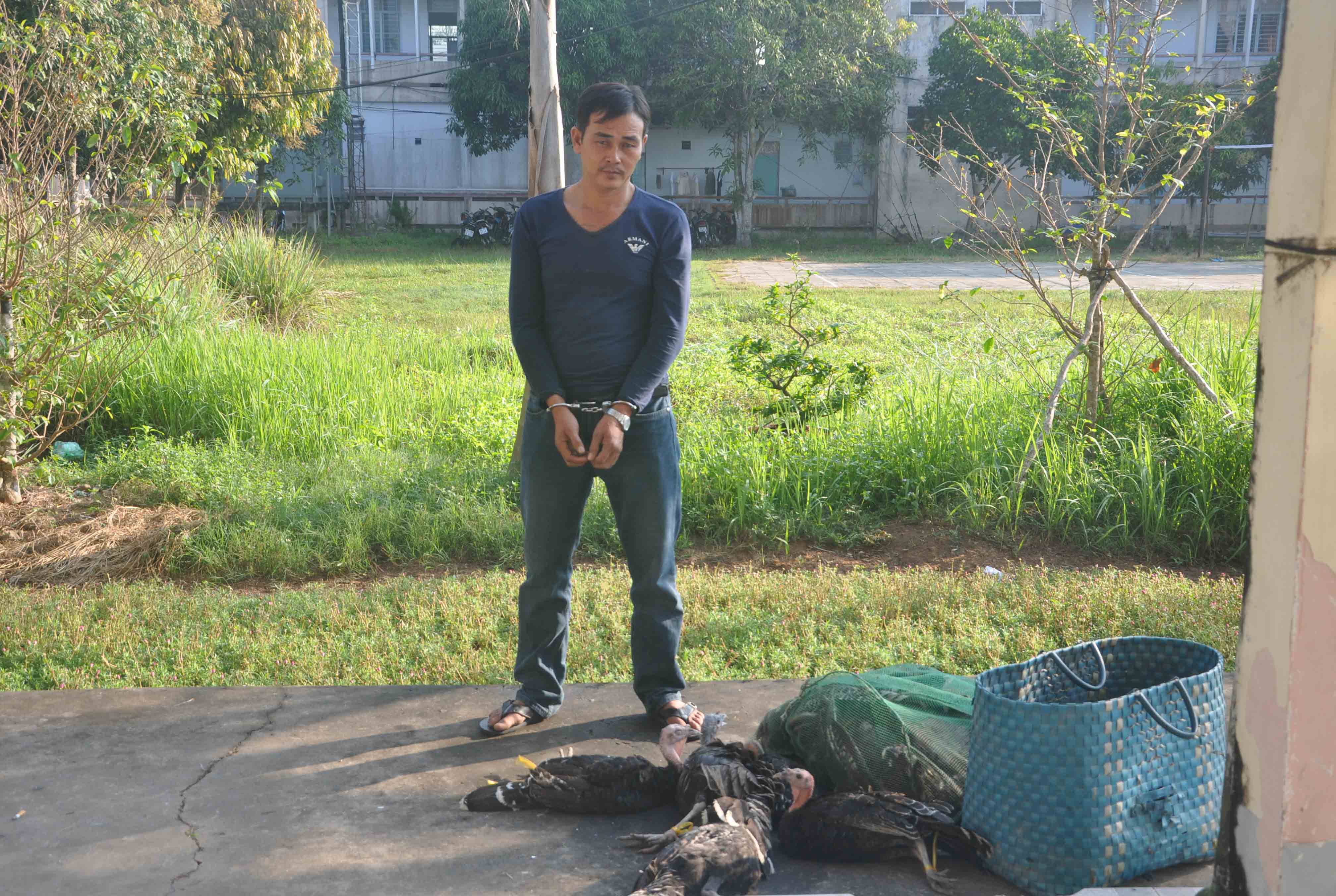 Vừa ra tù... lại đi "ăn đêm"