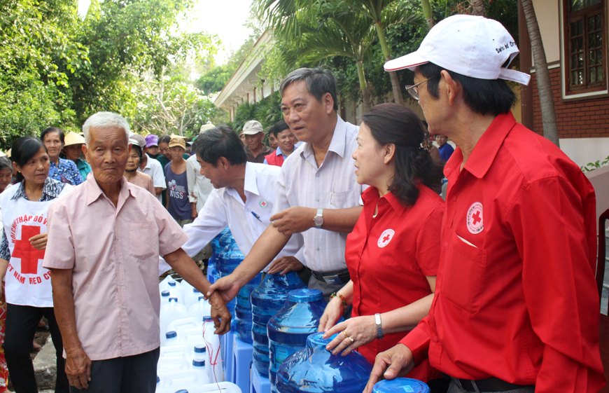 Cứu trợ nước uống khẩn cấp cho người dân vùng hạn, mặn tỉnh Bến Tre