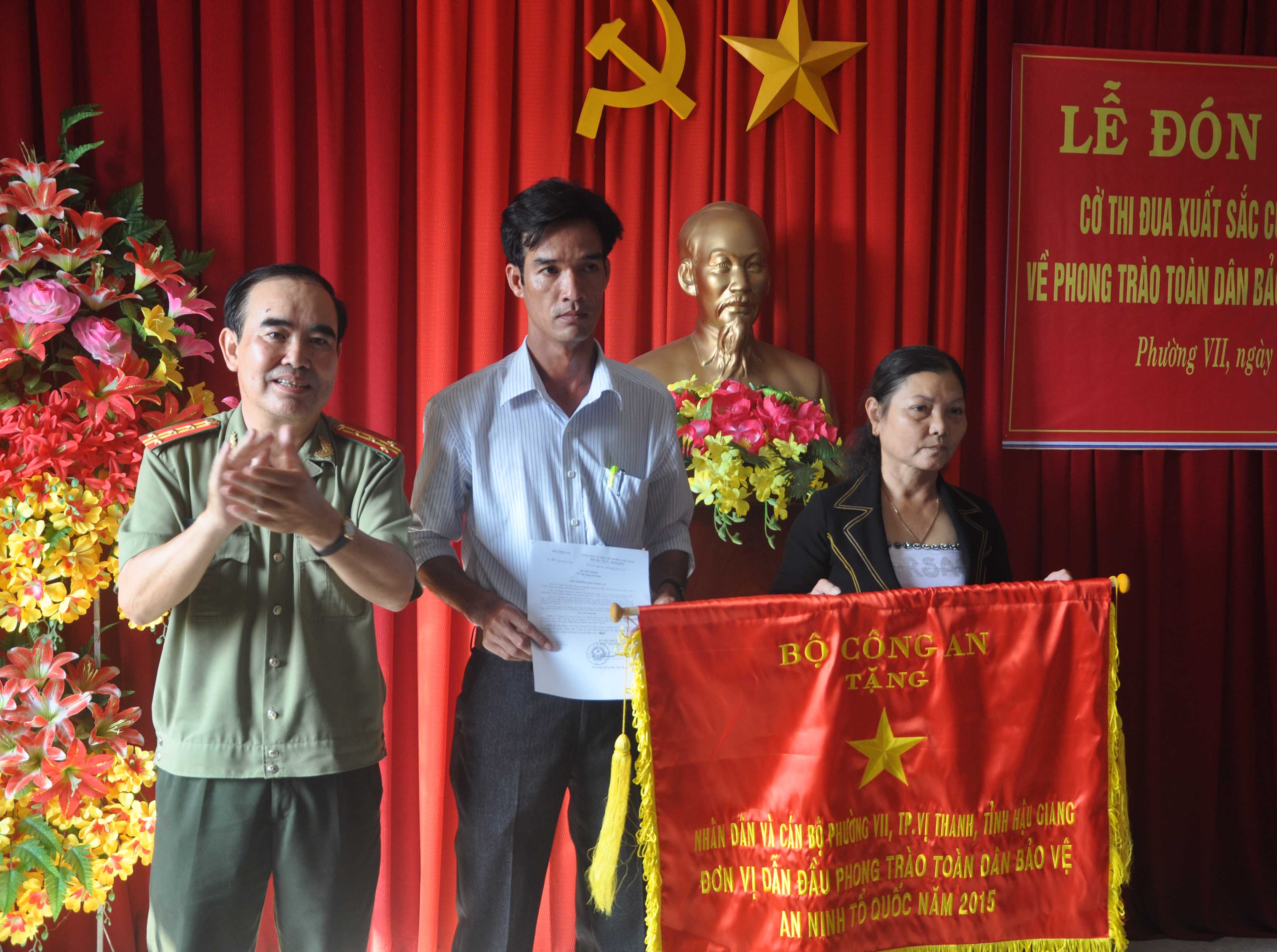 Tặng Cờ thi đua cho phường 7, TP.Vị Thanh (Hậu Giang)