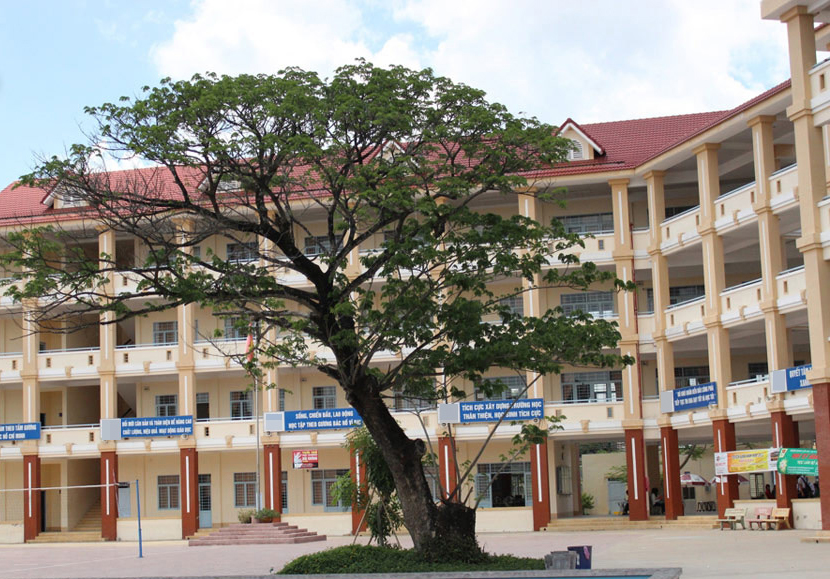 Đang làm rõ nguyên nhân một học học sinh lớp 10 bị ngã từ tầng 4 xuống đất