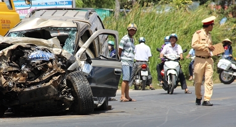 Xe tải lấn trái đâm biến dạng ô tô đi ngược chiều