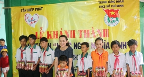 Tặng máy lọc nước ngọt cho người dân vùng hạn, mặn 