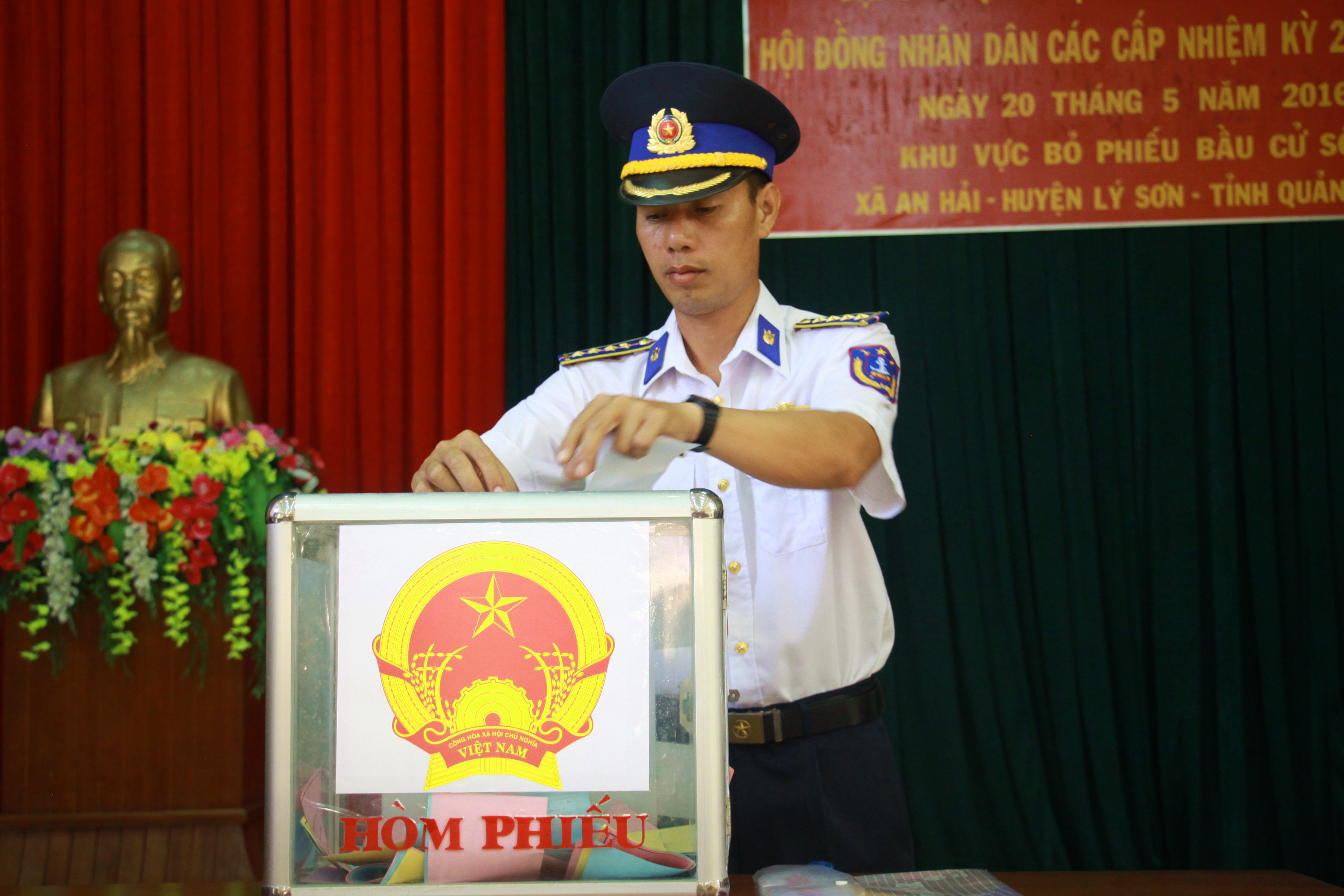 Hơn 300 cử tri thuộc các đơn vị lực lượng vũ trang đóng quân trên huyện đảo Lý Sơn bầu cử sớm