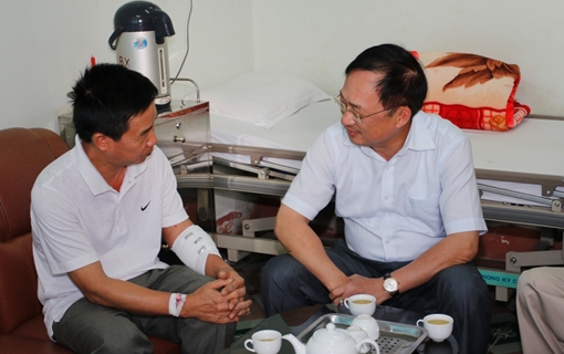 Thứ trưởng Nguyễn Văn Thành thăm Đại tá Công an bị thương trong vụ đối tượng nổ mìn tự sát