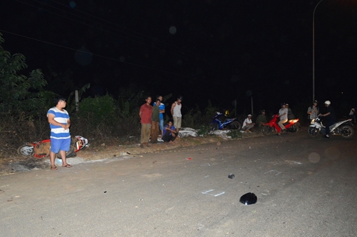 Ô tô gây tai nạn với 2 mẹ con rồi ủi tung 2 ngôi mộ ven đường