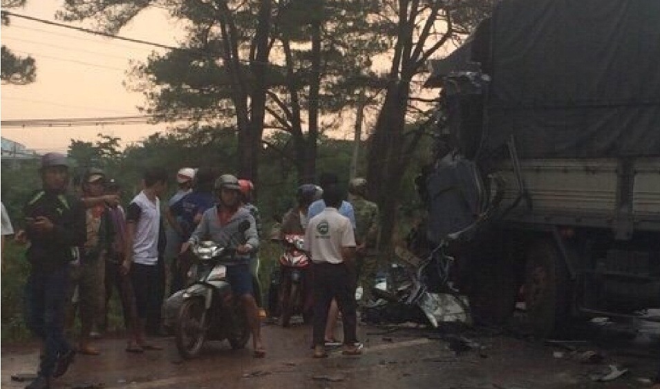 Hai xe đối đầu, hai tài xế trong tình trạng nguy kịch